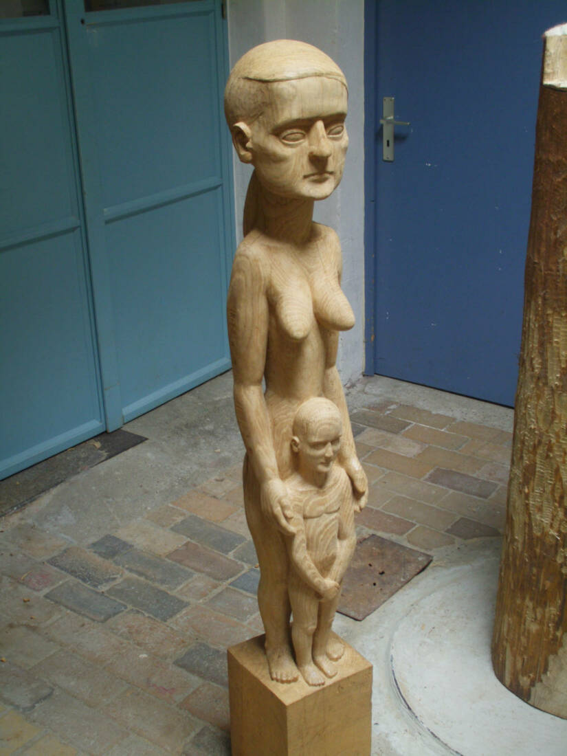 Frau und Kind, 1991/2023, Eichenholz, Höhe 140 cm