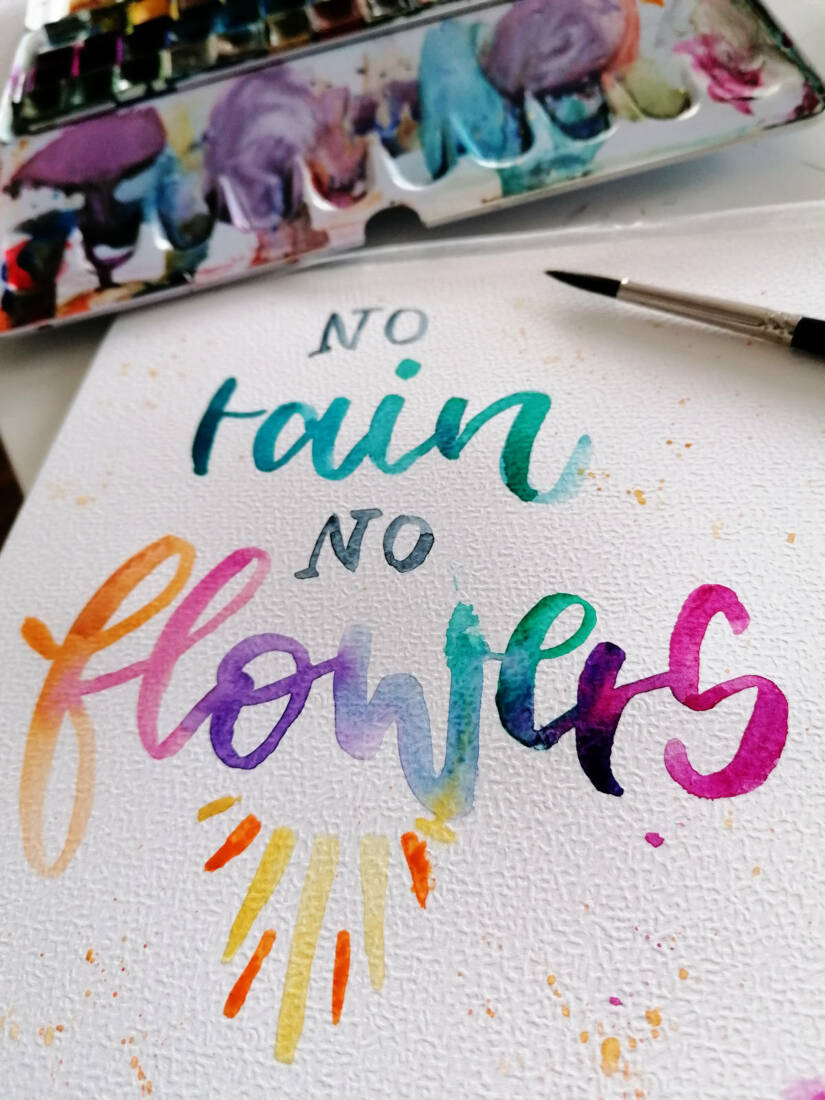 No rain no flowers, 2022, Handlettering mit Pinsel u. Aquarell, 21 × 17 cm